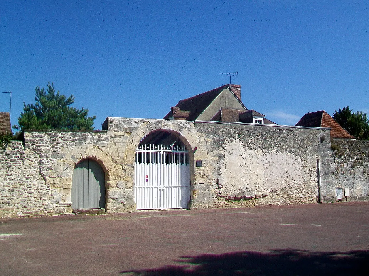 Ferme, à gauche en regardant l’église