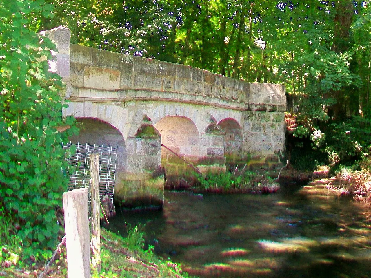 Pont d’Aveny sur l’Epte (également sur commune de Dampsmesnil, dans l’Eure)