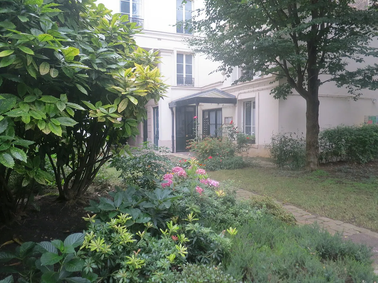 Hôtel, au fond du jardin