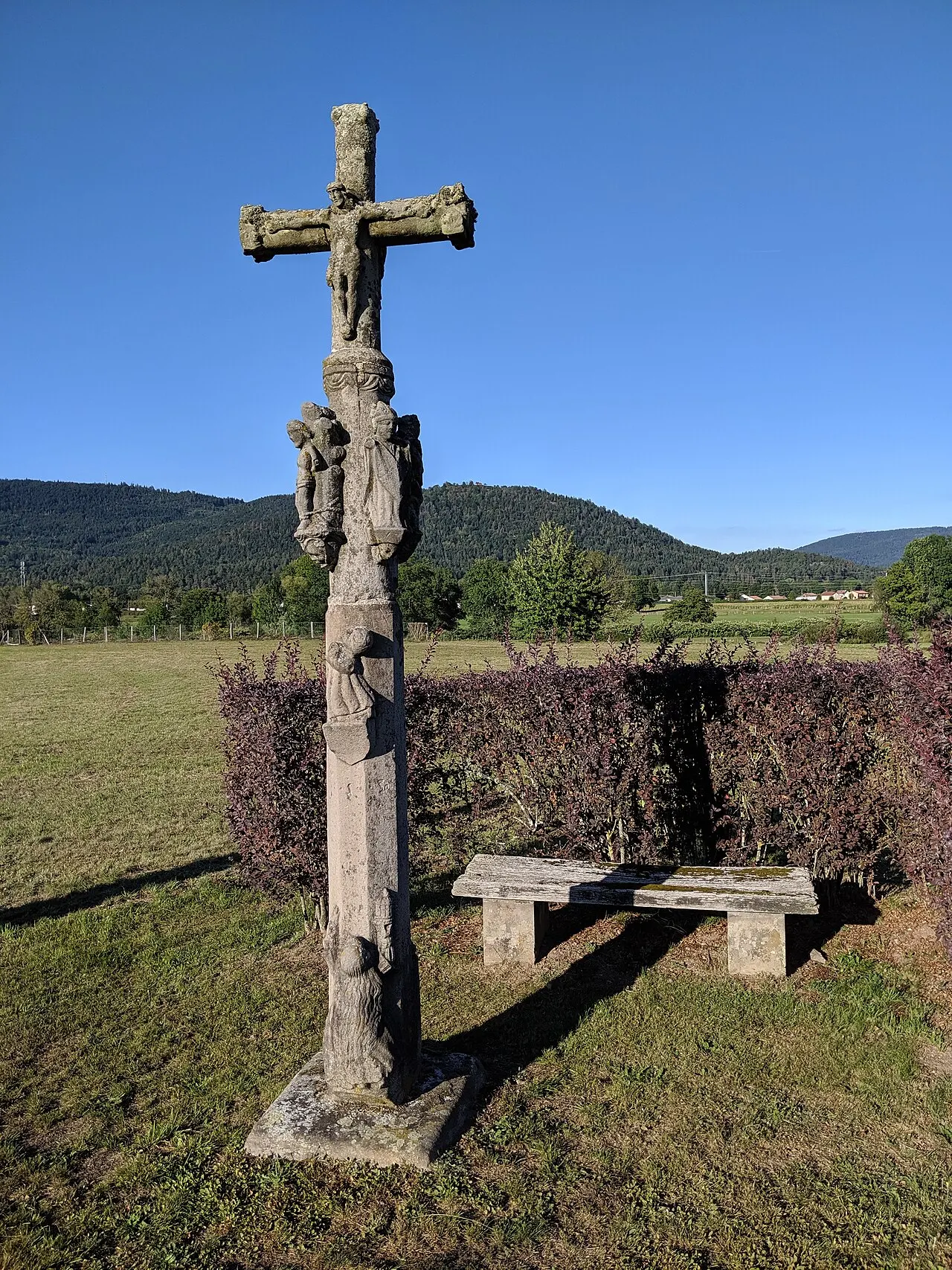 Croix en pierre à la sortie du hameau