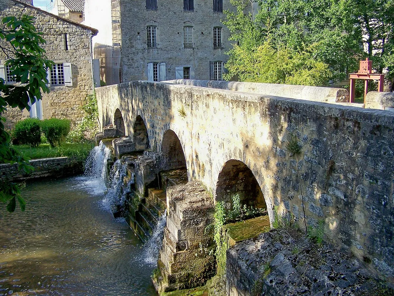Pont de la Bassanne dit aussi pont médiéval des Antonins
