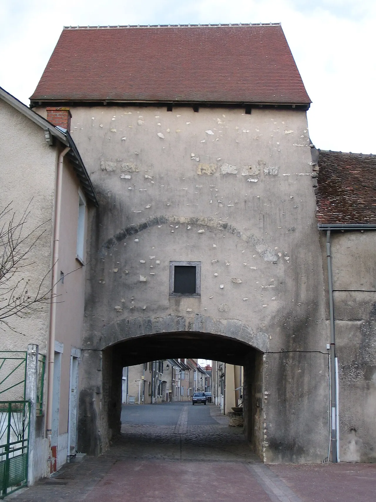 Porte dite « du pont Perrin » et partie de l’enceinte urbaine