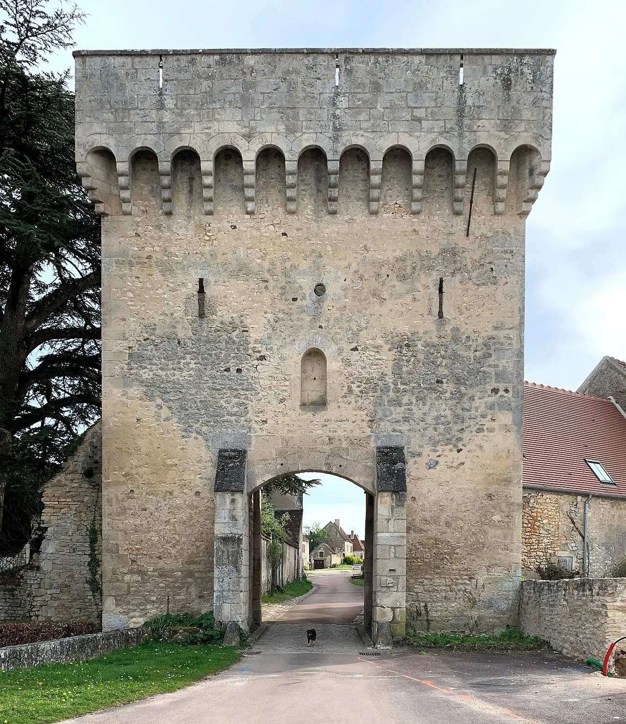 Porte de ville de Druyes-les-Belles-Fontaines