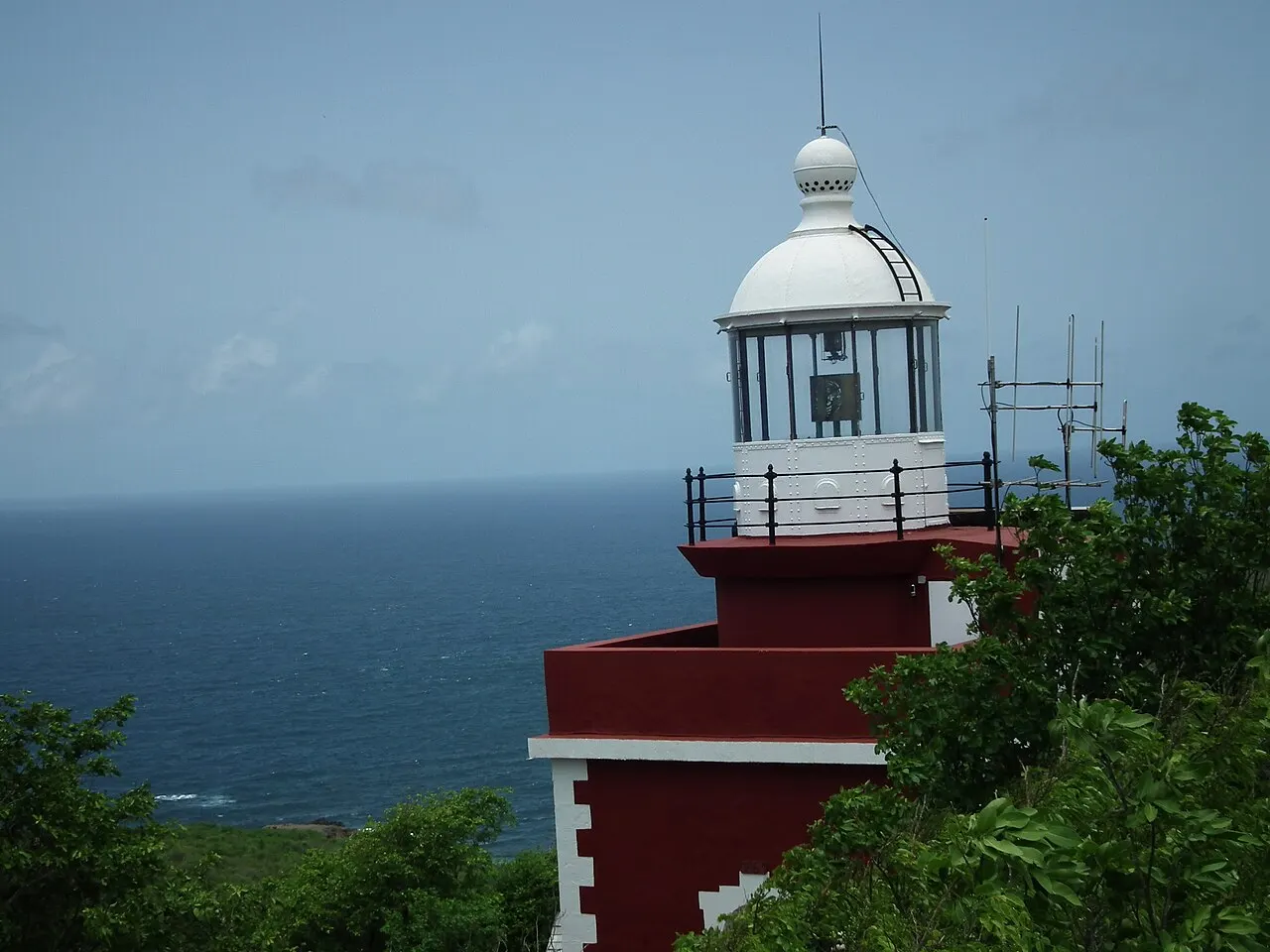 Phare de la Caravelle, situé pointe de la Caravelle