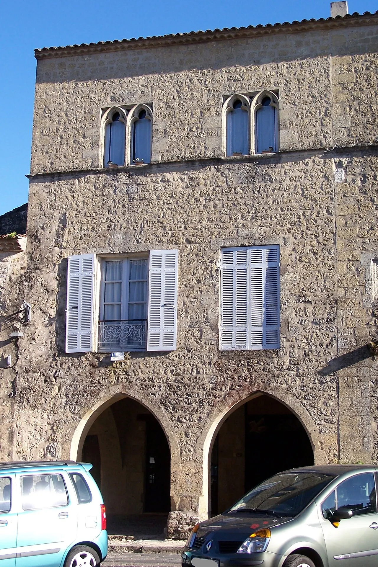 Maison à baies géminées trilobées