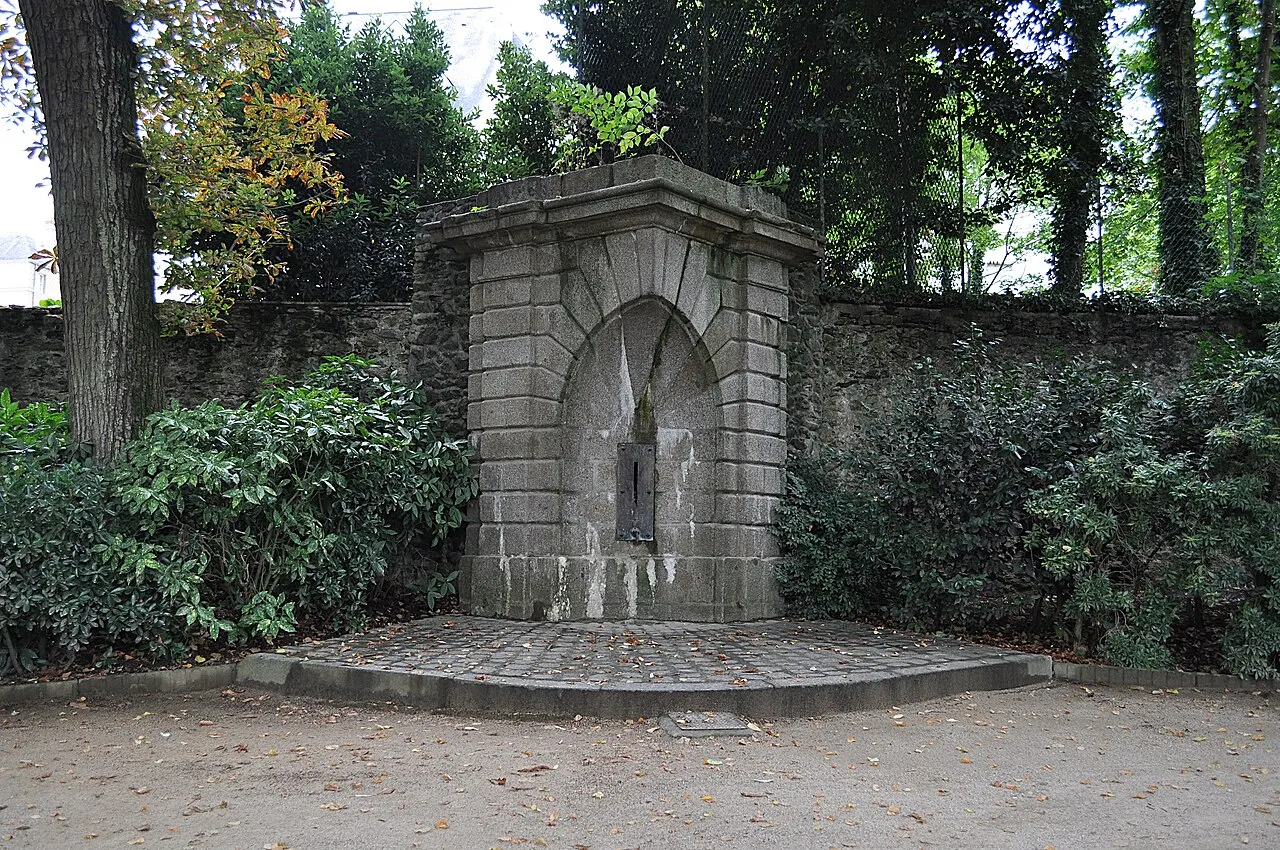 Fontaine publique dite Fontaine des Trois Croix ou du Puits Rocher