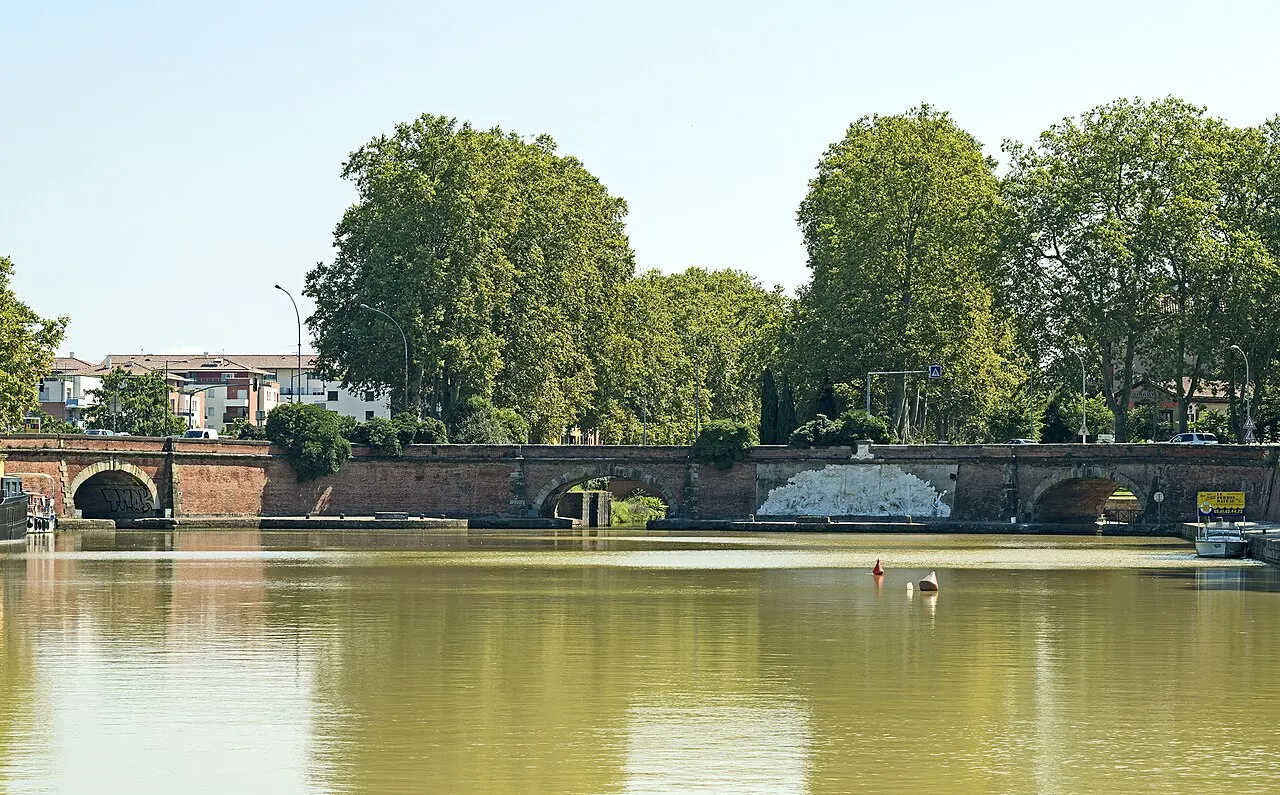 Ponts jumeaux enjambant le canal du Midi et le canal de Brienne