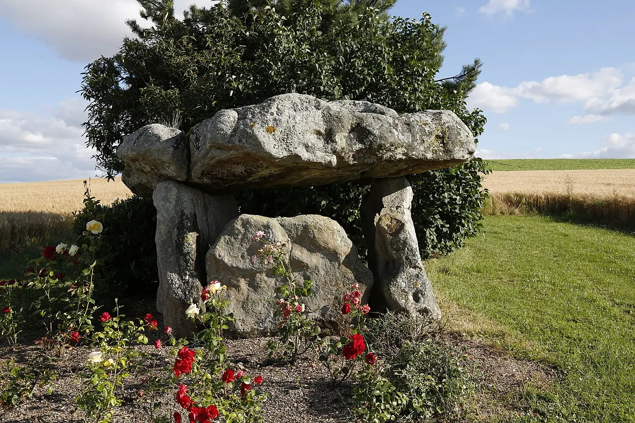 Dolmen de Nuisy dit « Les Pierres de Sainte-Geneviève »