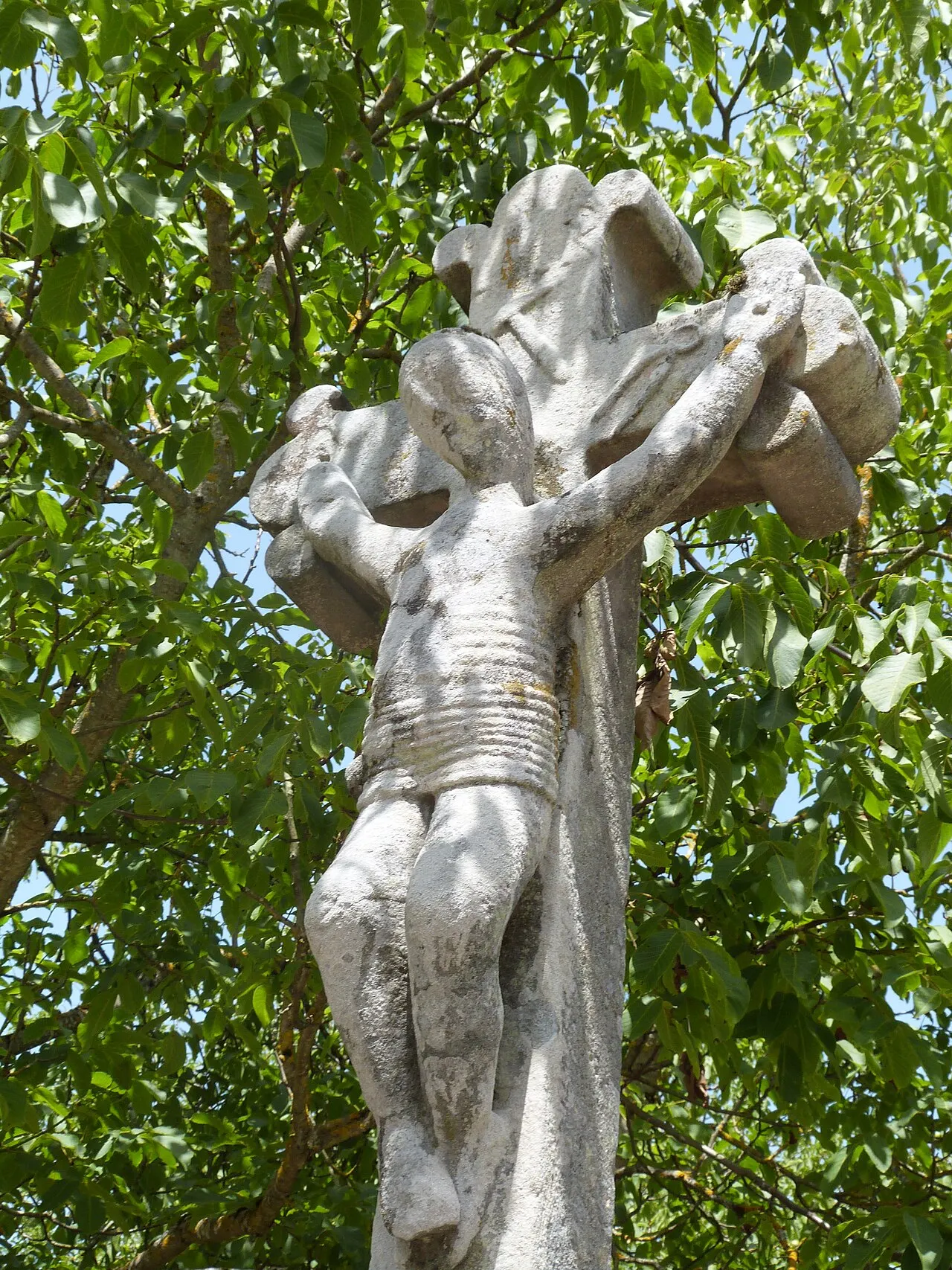 Croix en pierre datée de 1667