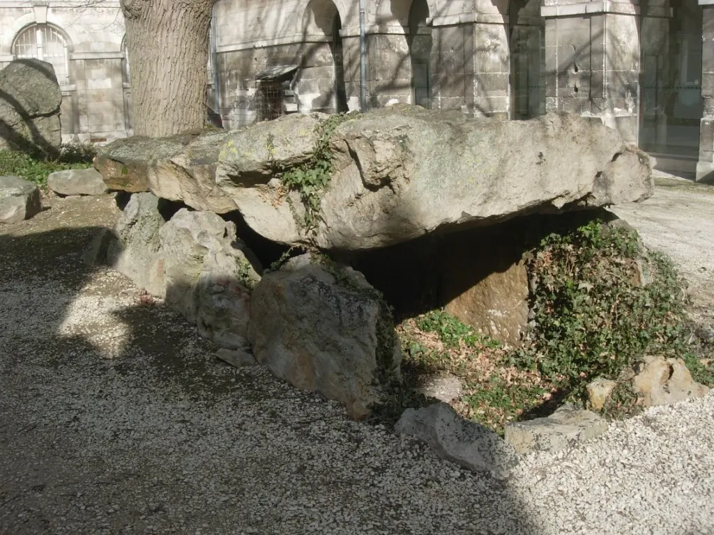 Dolmen des Grèves de Fraicul