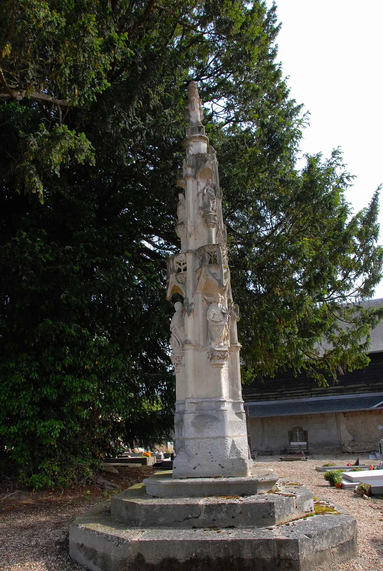 Croix en pierre du 16e siècle