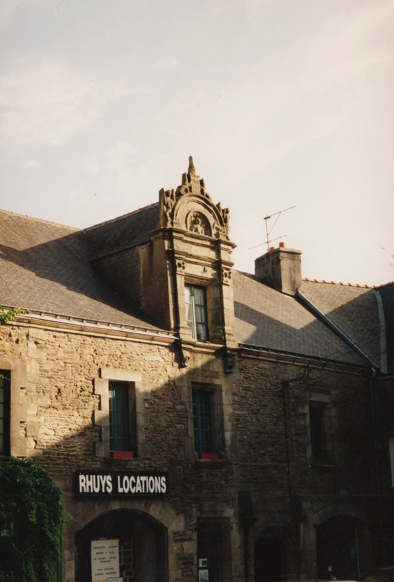 Maison Renaissance située sur la place au Sud de l’église