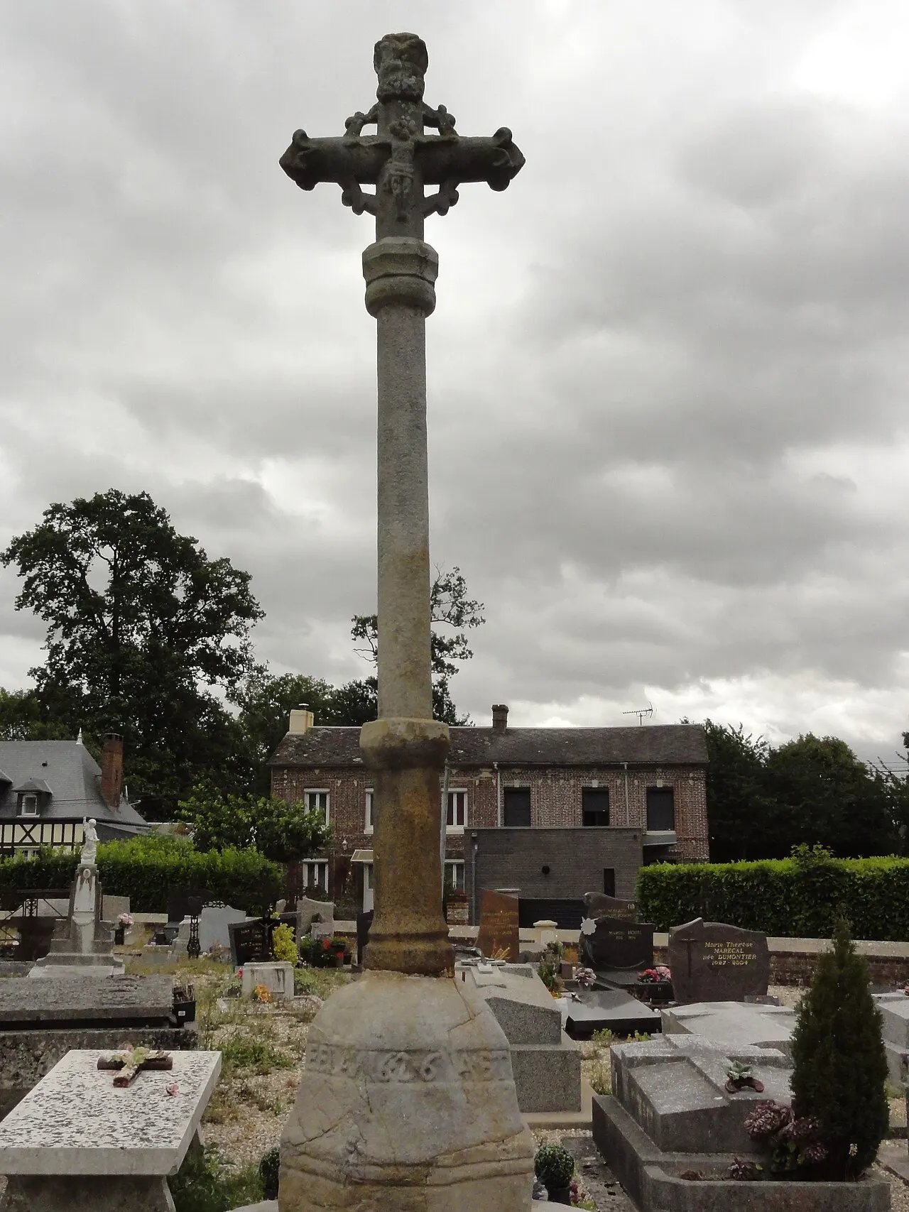 Croix de cimetière en pierre