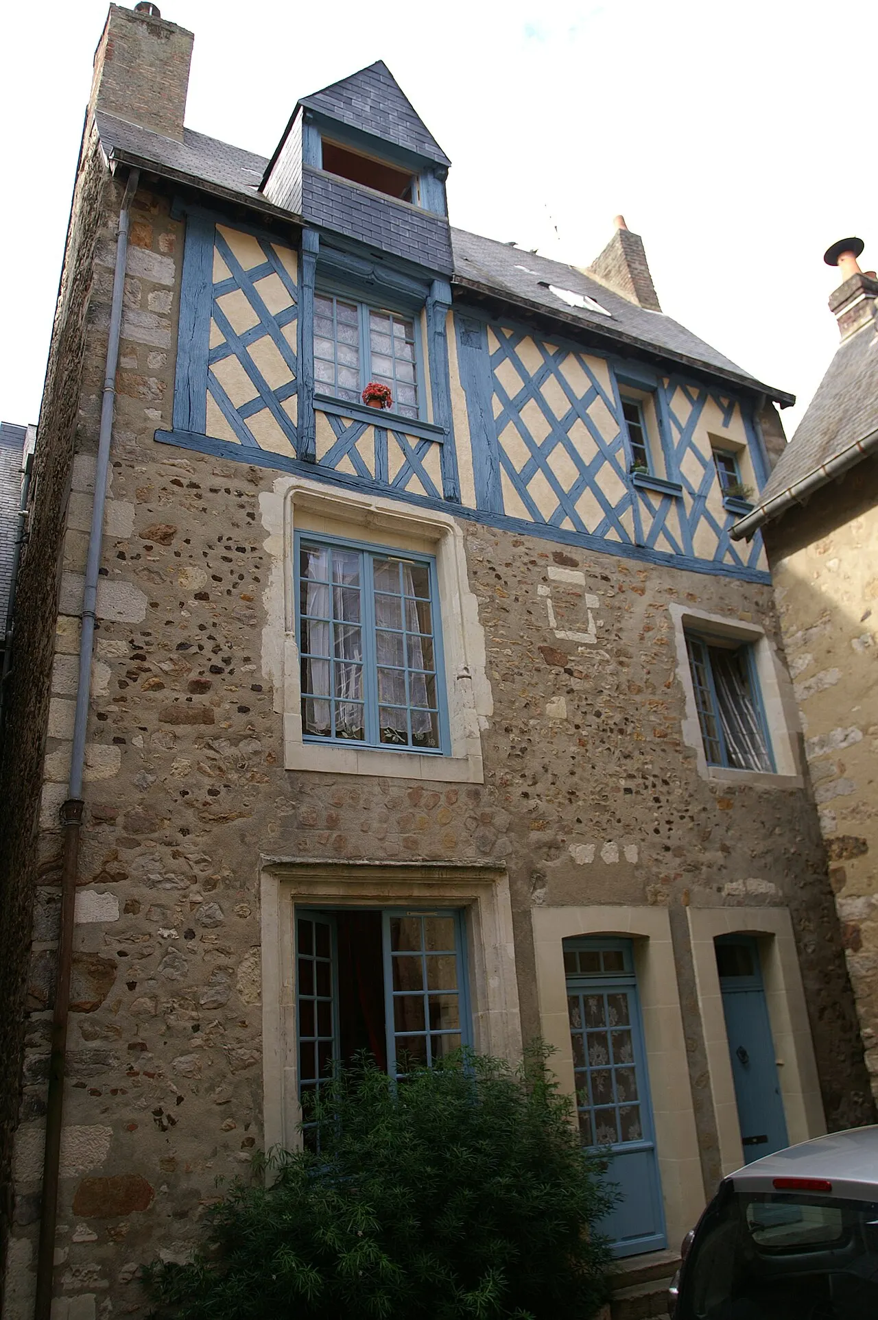 Maison sise au Nord-Ouest de la Cour d’Assé