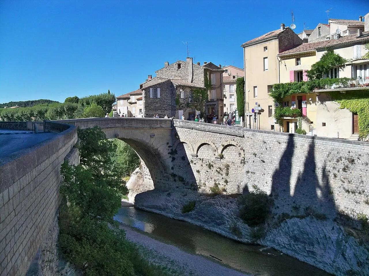 Mur romain bordant la rivière de l’Ouvèze en amont de la passerelle (restes)