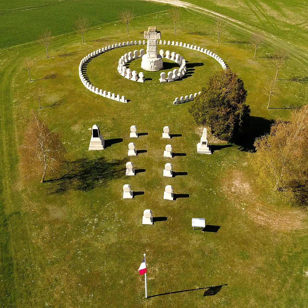 Cimetière de la 28e brigade-La ferme des Wacques et les deux monuments des 44e et 60e régiments d’infanterie, nécropole nationale.