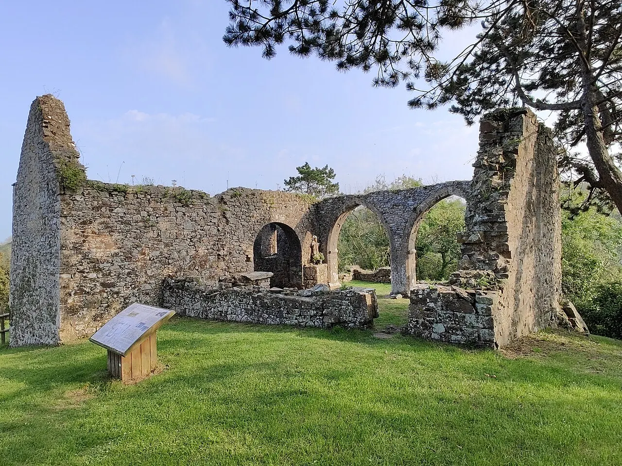 Ruines de la chapelle Saint-Michel