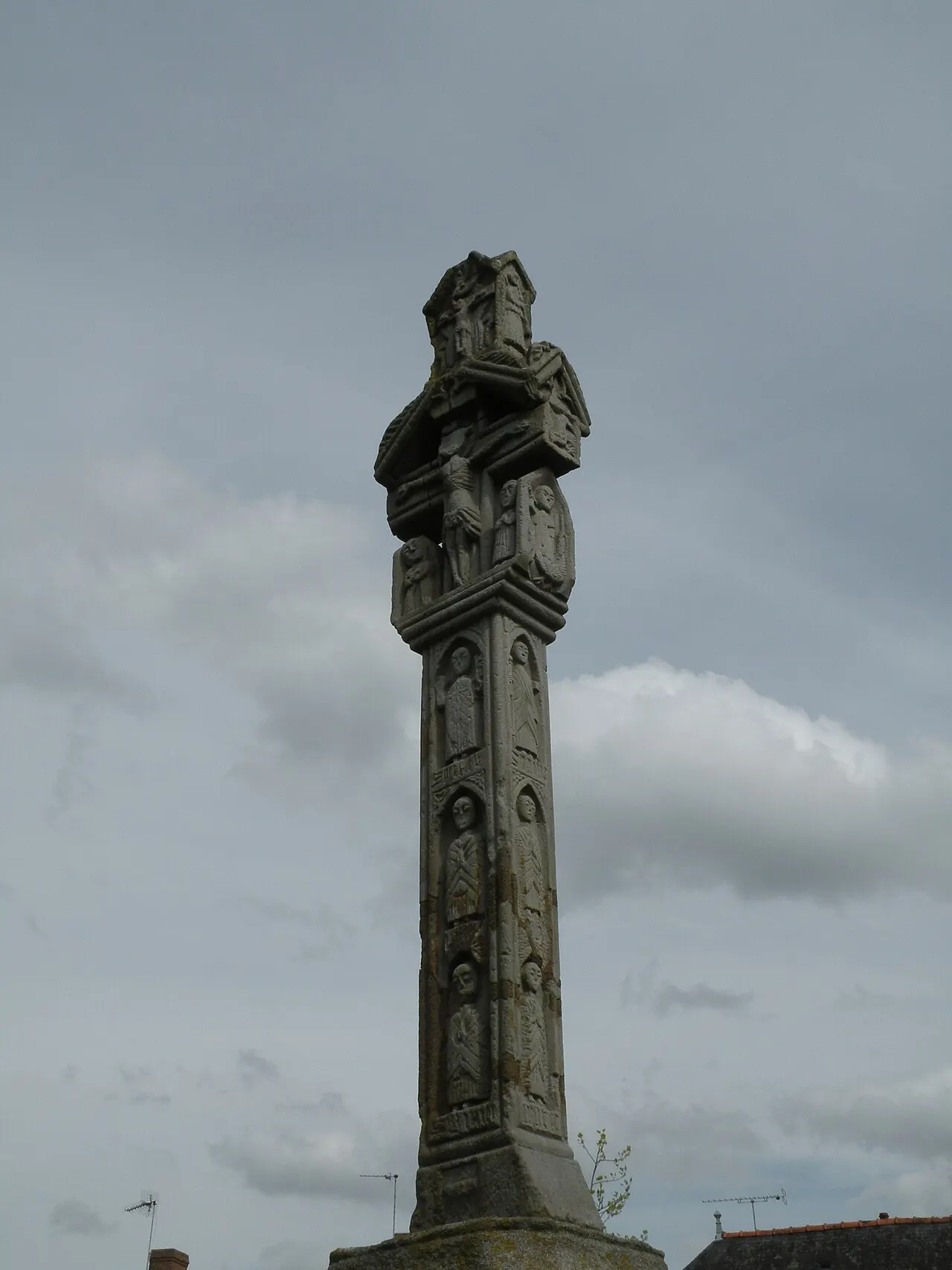 Croix de cimetière en pierre