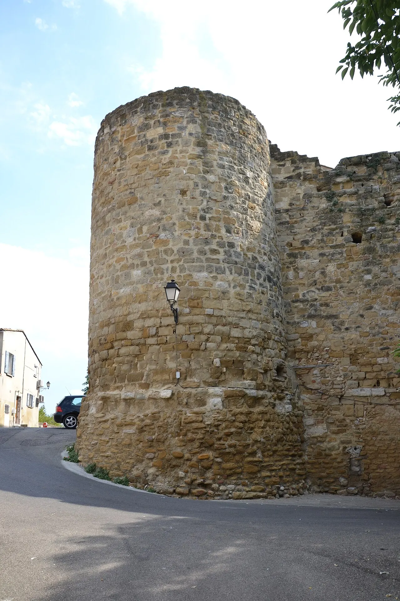 Tour et remparts attenant