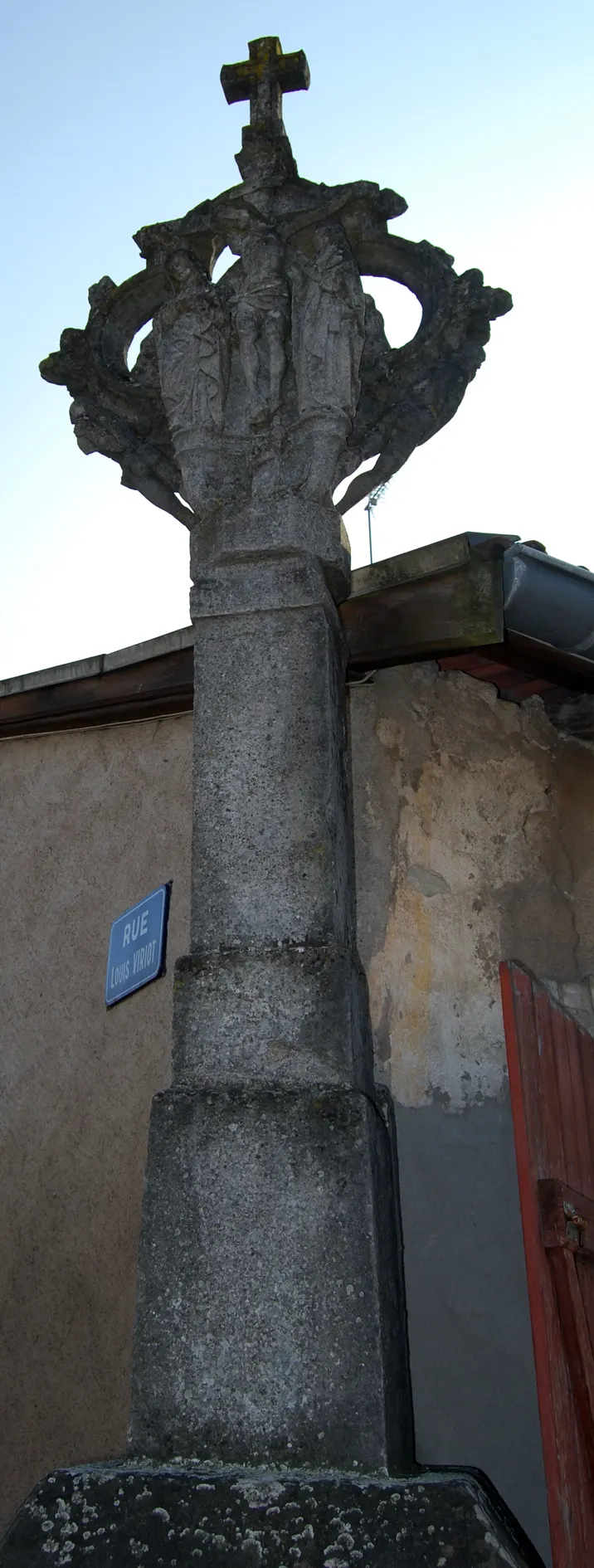 Croix de carrefour, au centre du village