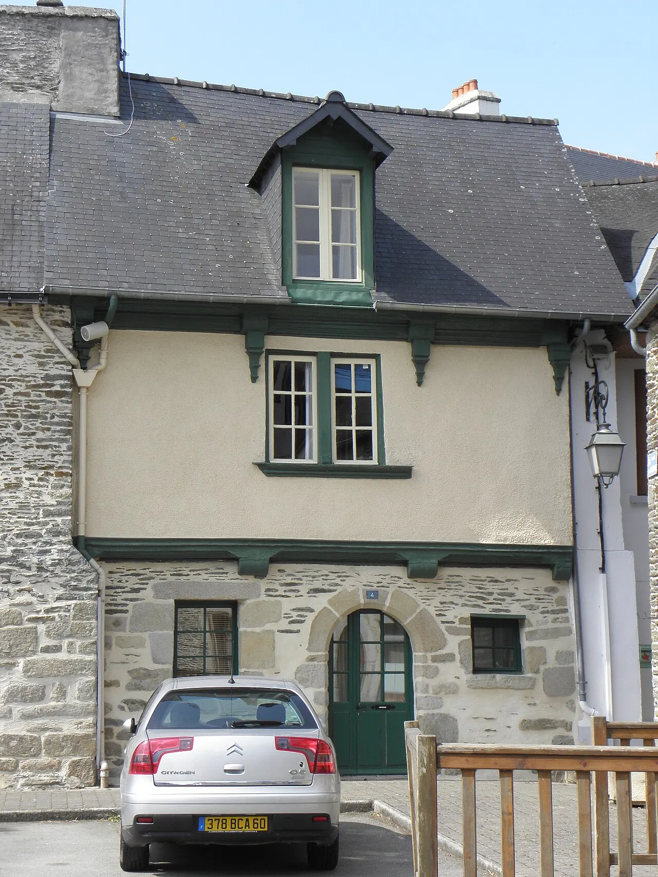 Maison du 16e siècle en bordure de la ruelle prolongeant la rue des Sorciers