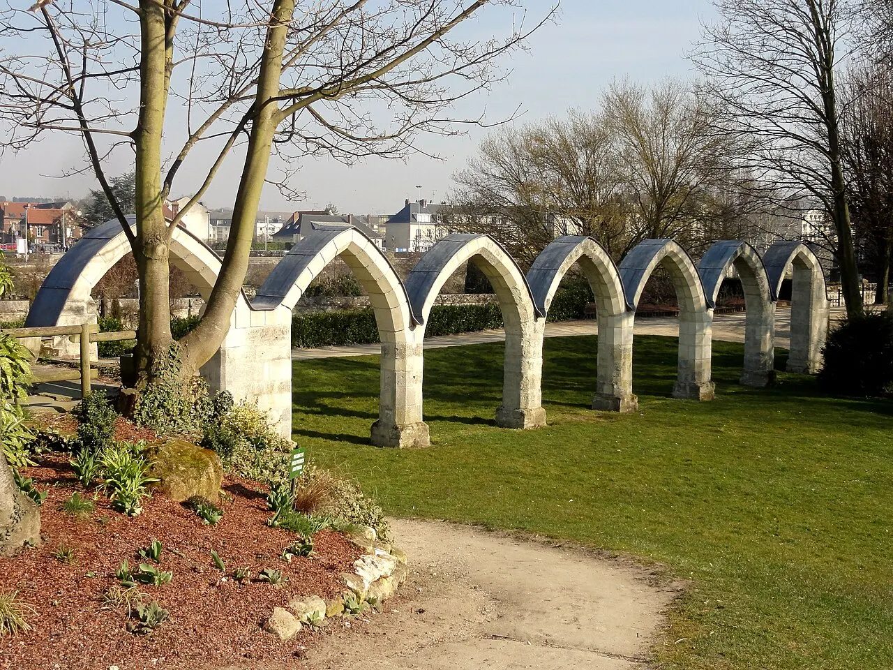 Vestiges du couvent des Jacobins et ancienne enceinte de la ville