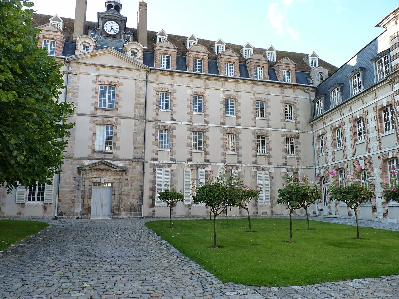Ancien séminaire Saint-Charles, autrefois bâtiment des Archives Départementales