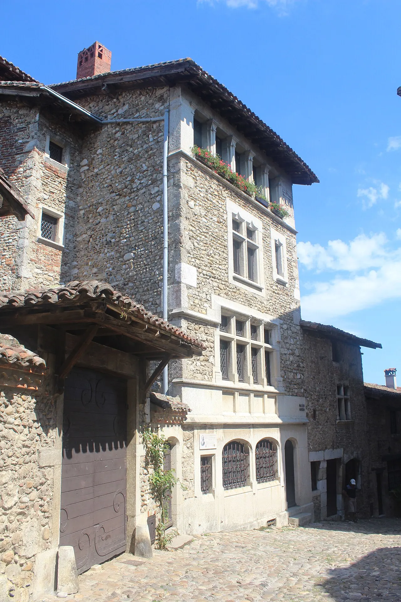 Rempart attenant à des immeubles