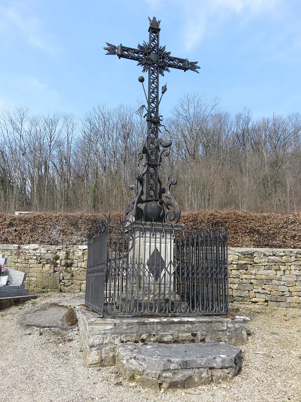 Croix de mission devant l’église