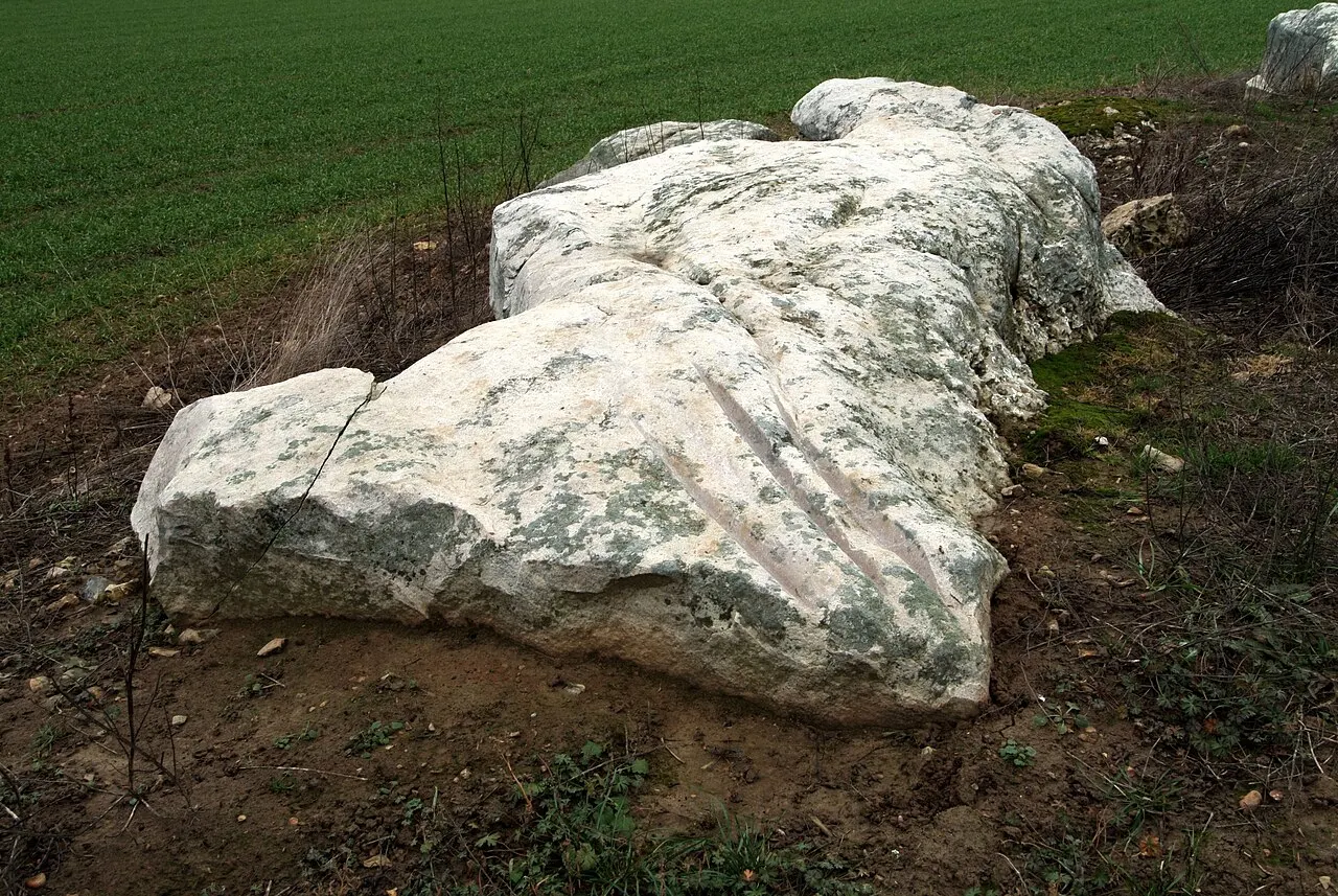 Polissoirs et menhir de Coinche