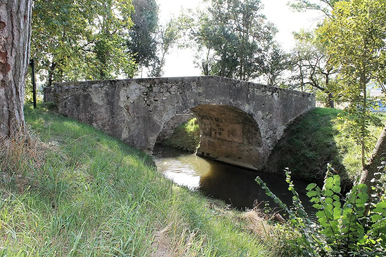 Pont Vieux de Cailhavel ou Pont Saint-Jean, sur la Rigole de la Plaine