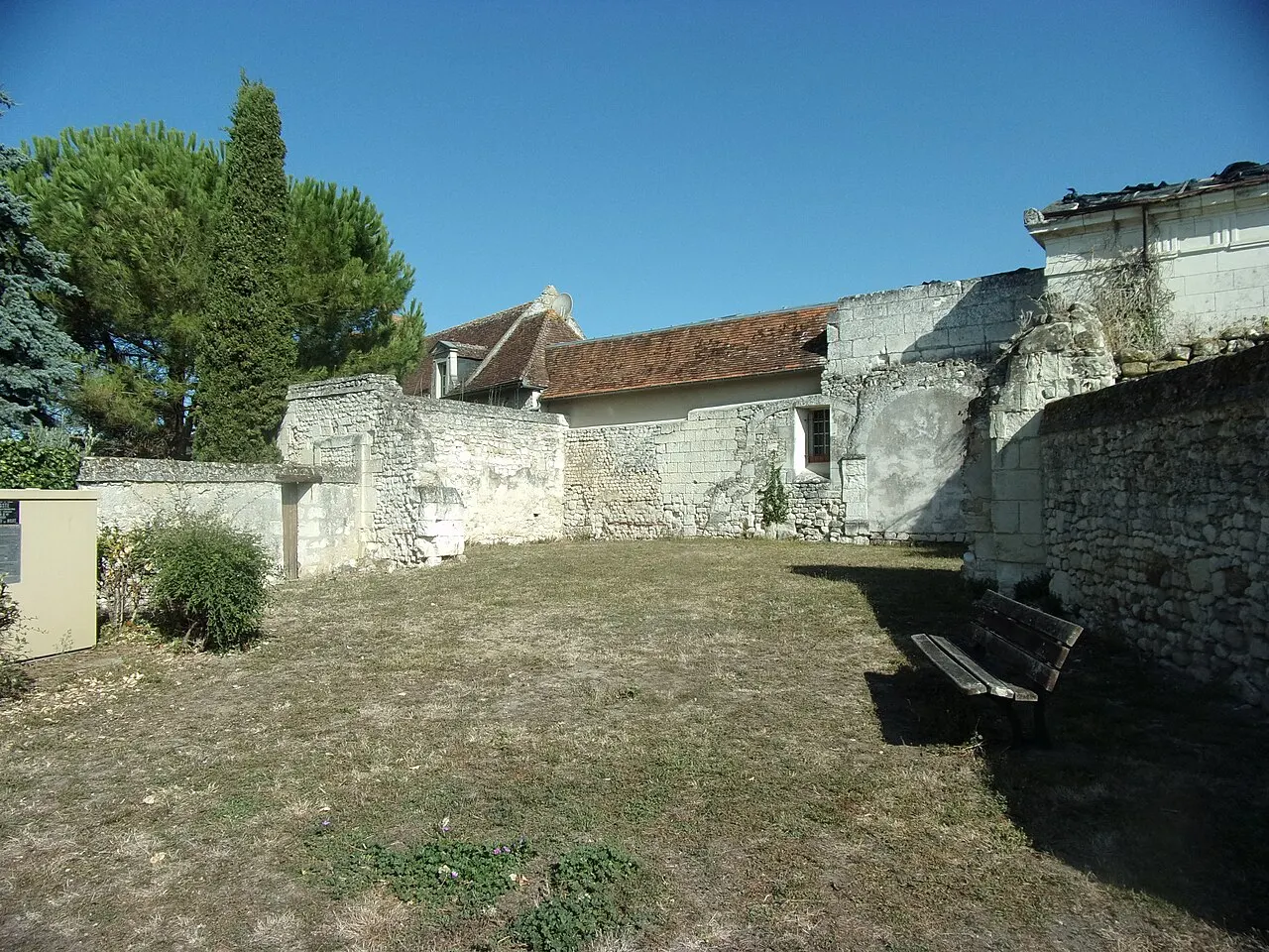 Ruines de l’église de Mougon