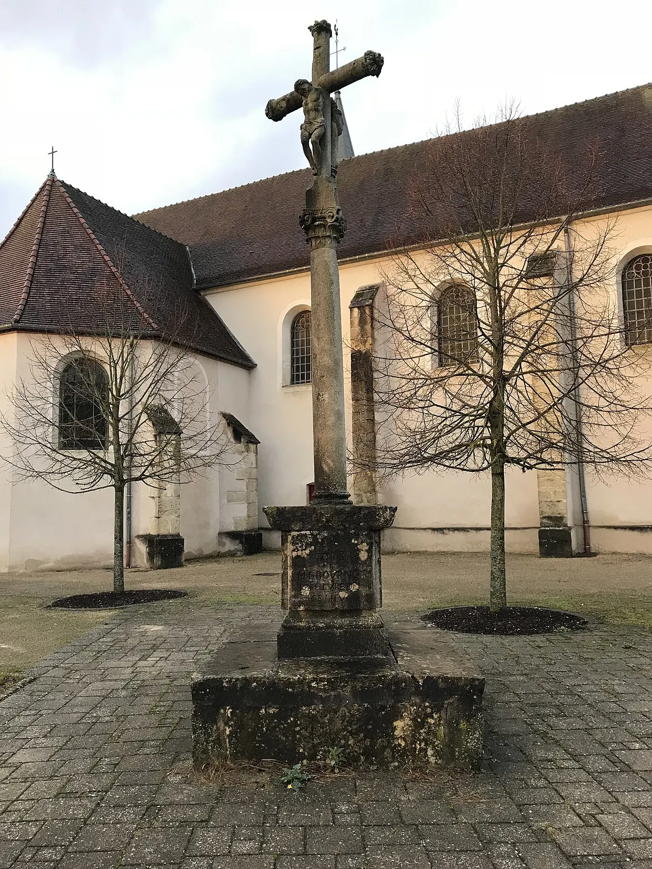 Croix de carrefour en pierre datée de 1613