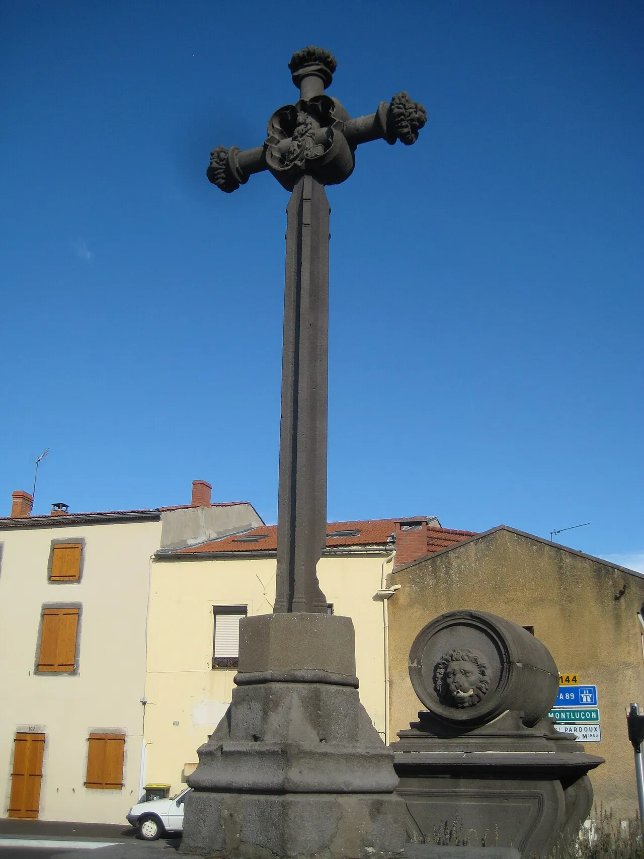 Croix érigée sur une petite place