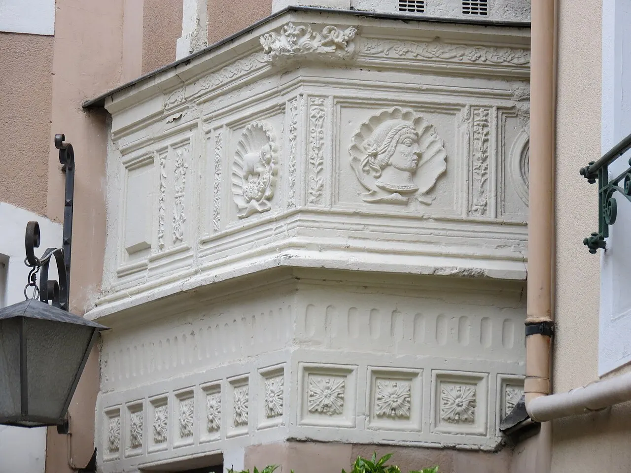Eléments d’architecture sculptés de style Renaissance dans la cour de l’immeuble