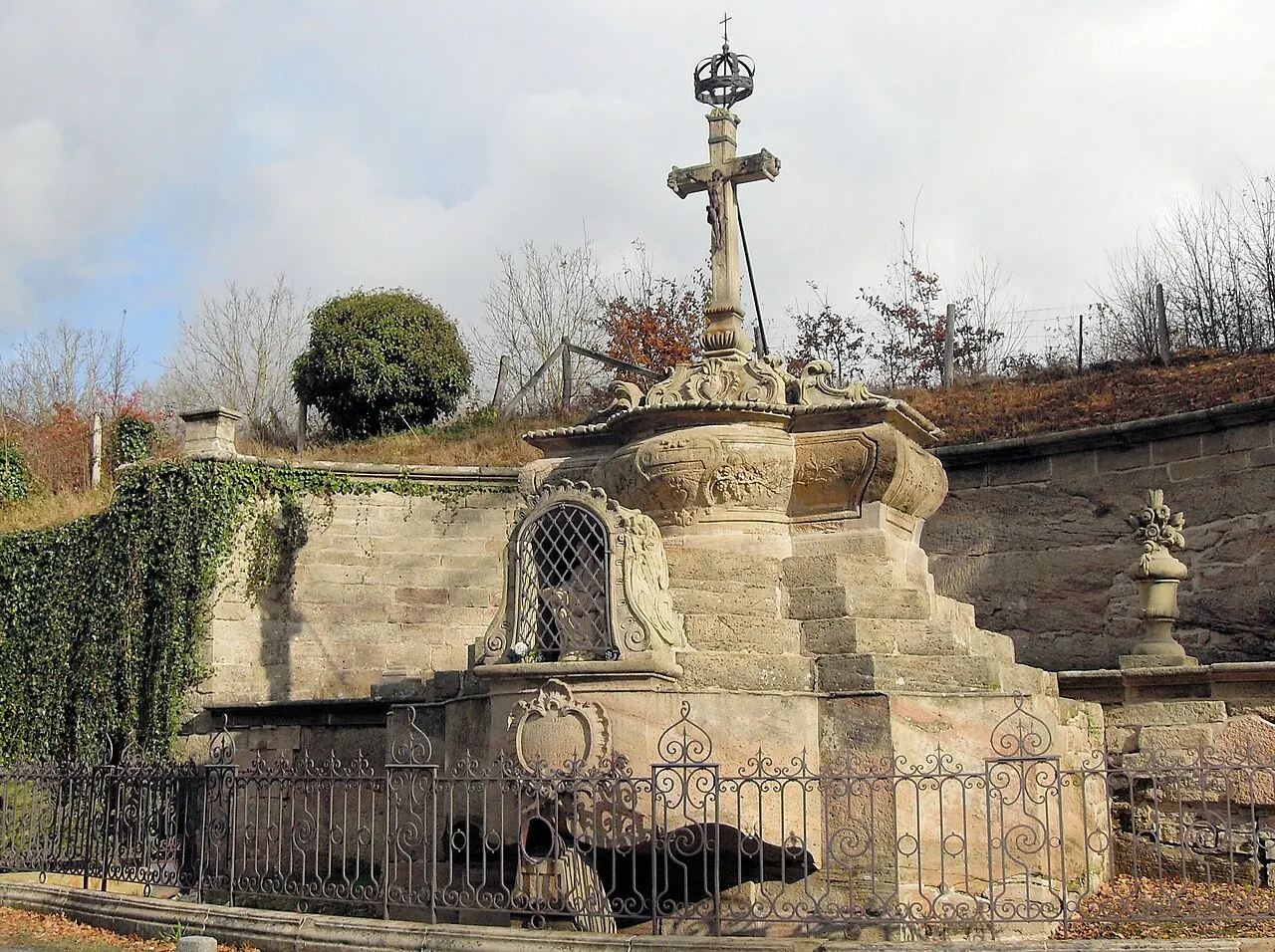Monument du calvaire et parcelles de terrain qui l’entourent