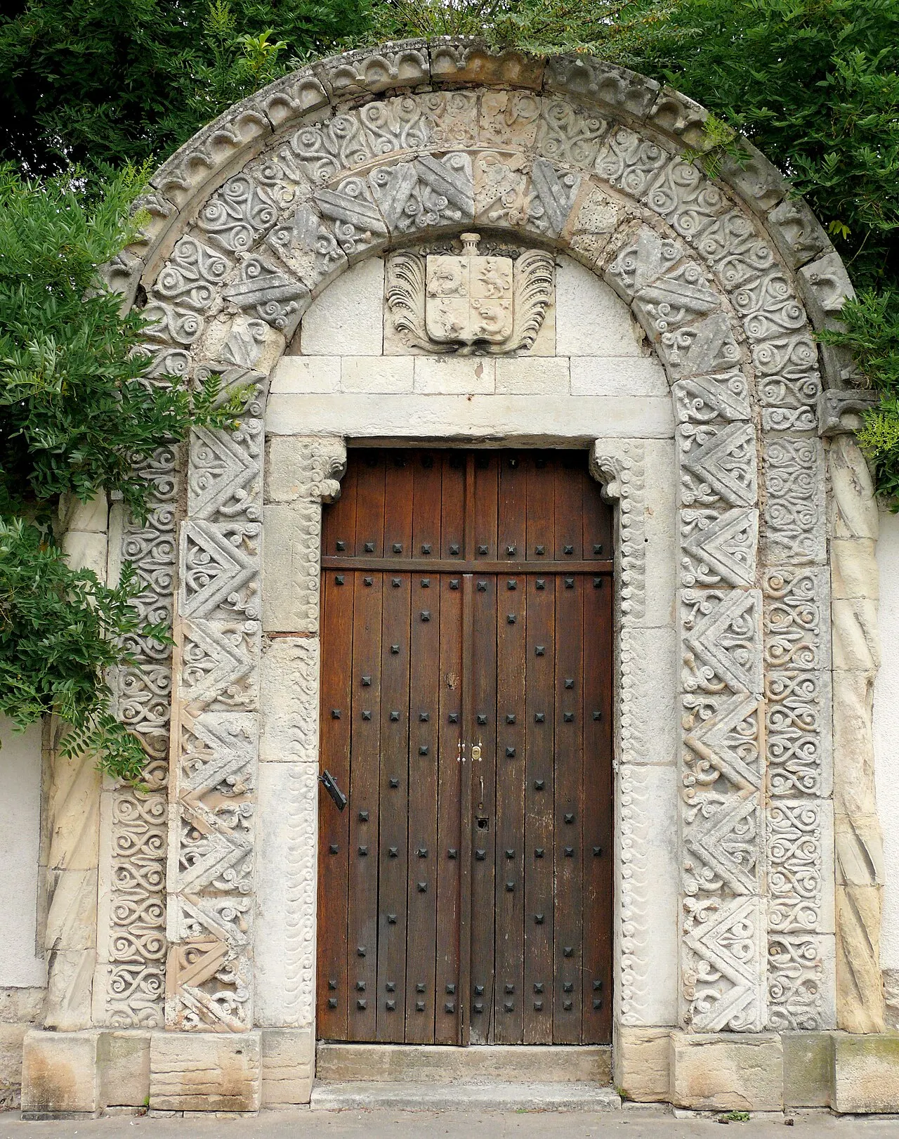 Maison du Château et porte romane