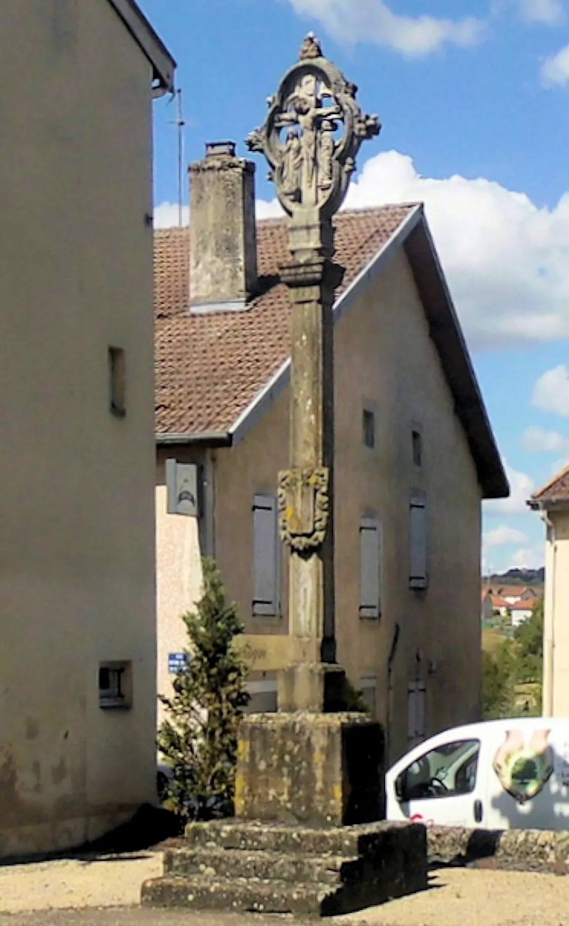 Croix à l’entrée du village