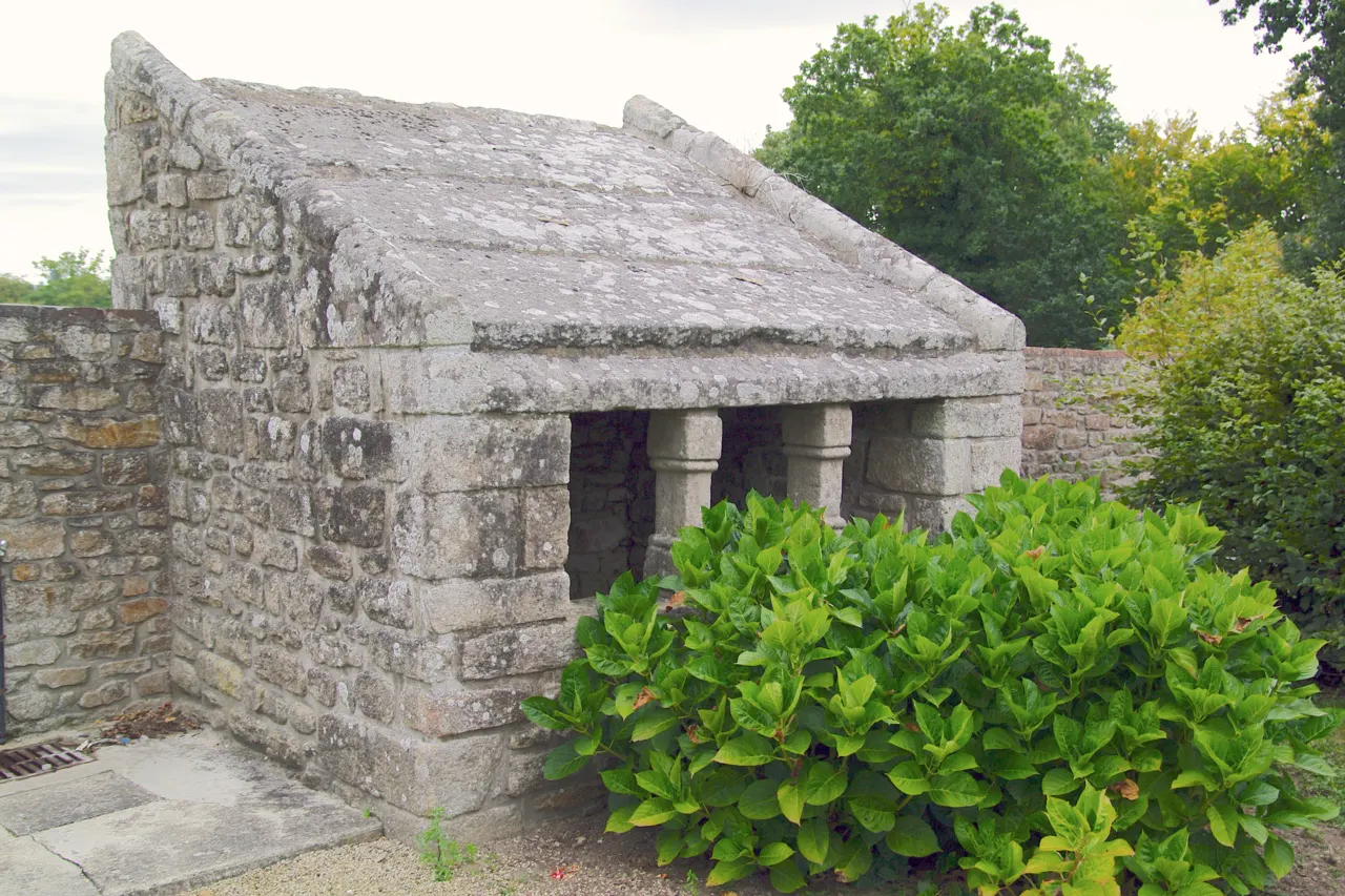 Ossuaire, adossé au mur du cimetière