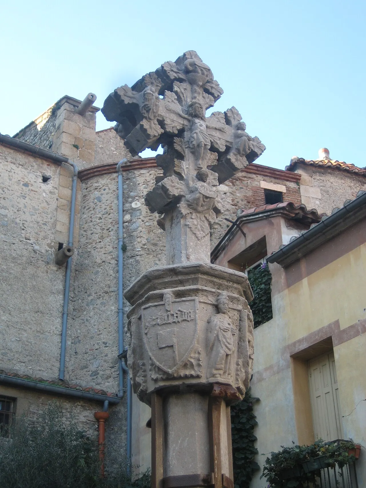 Croix de cimetière en pierre
