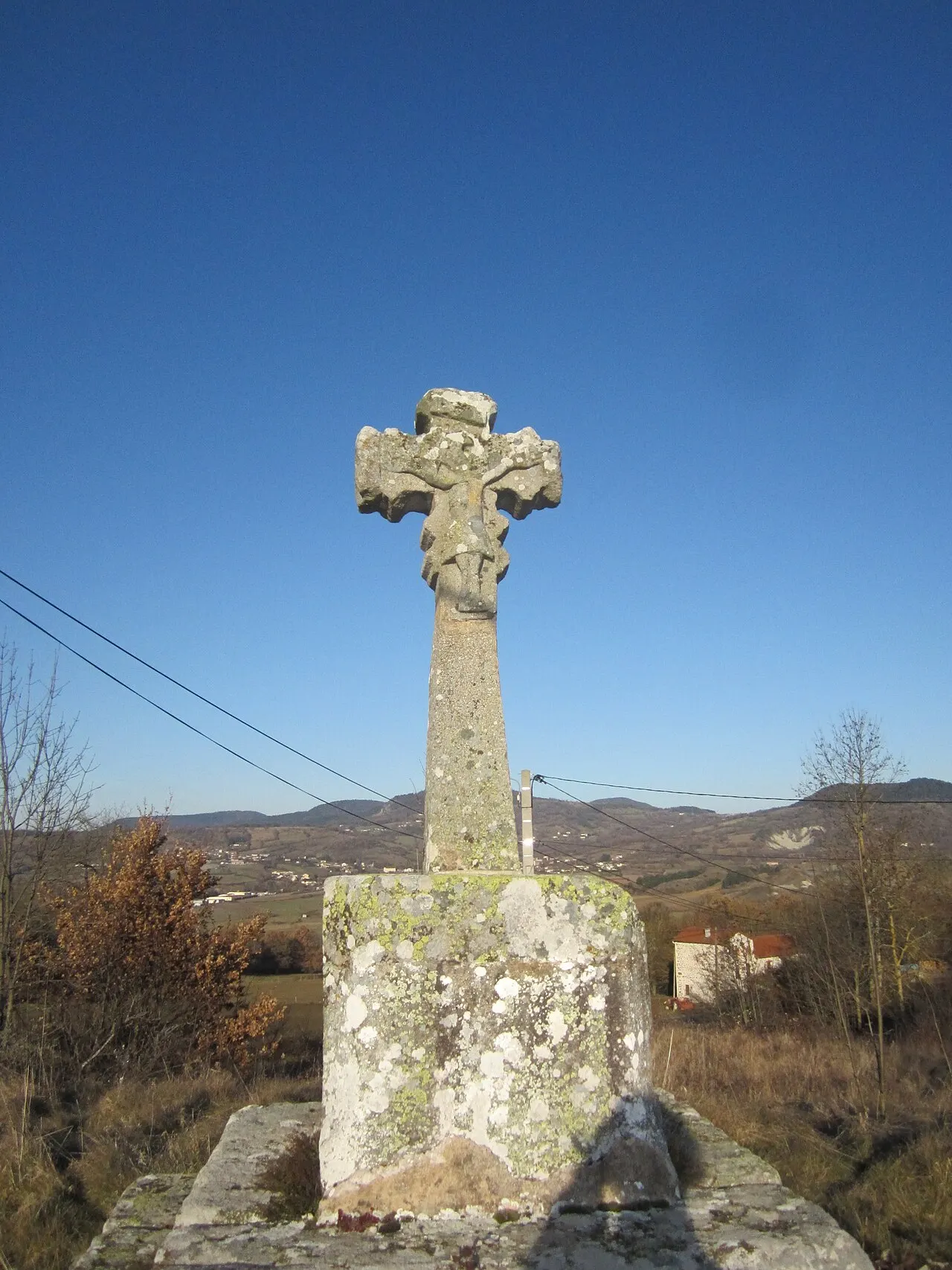 Croix du 15e siècle en pierre à Cleyssac