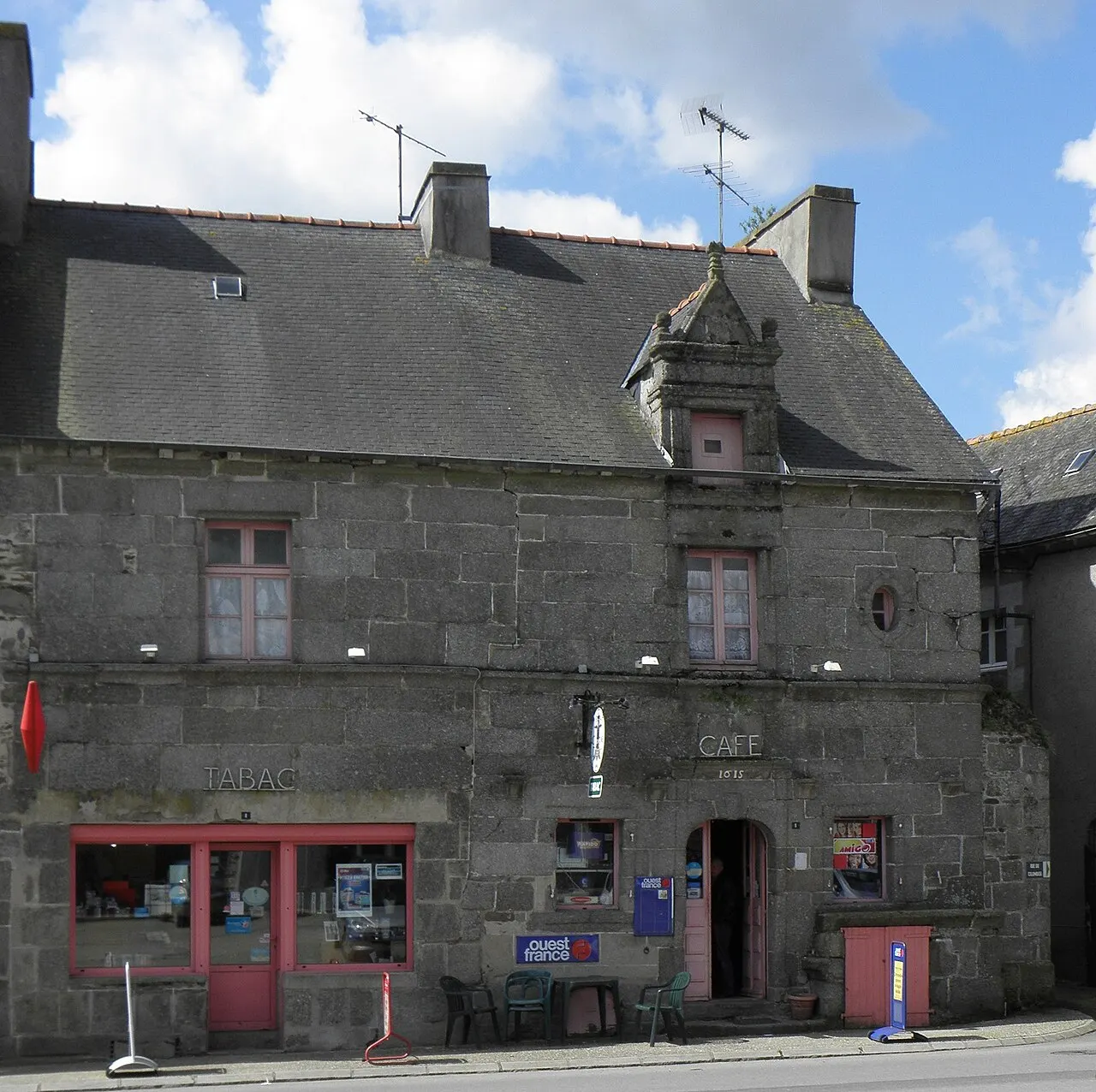 Maison, face à l’église