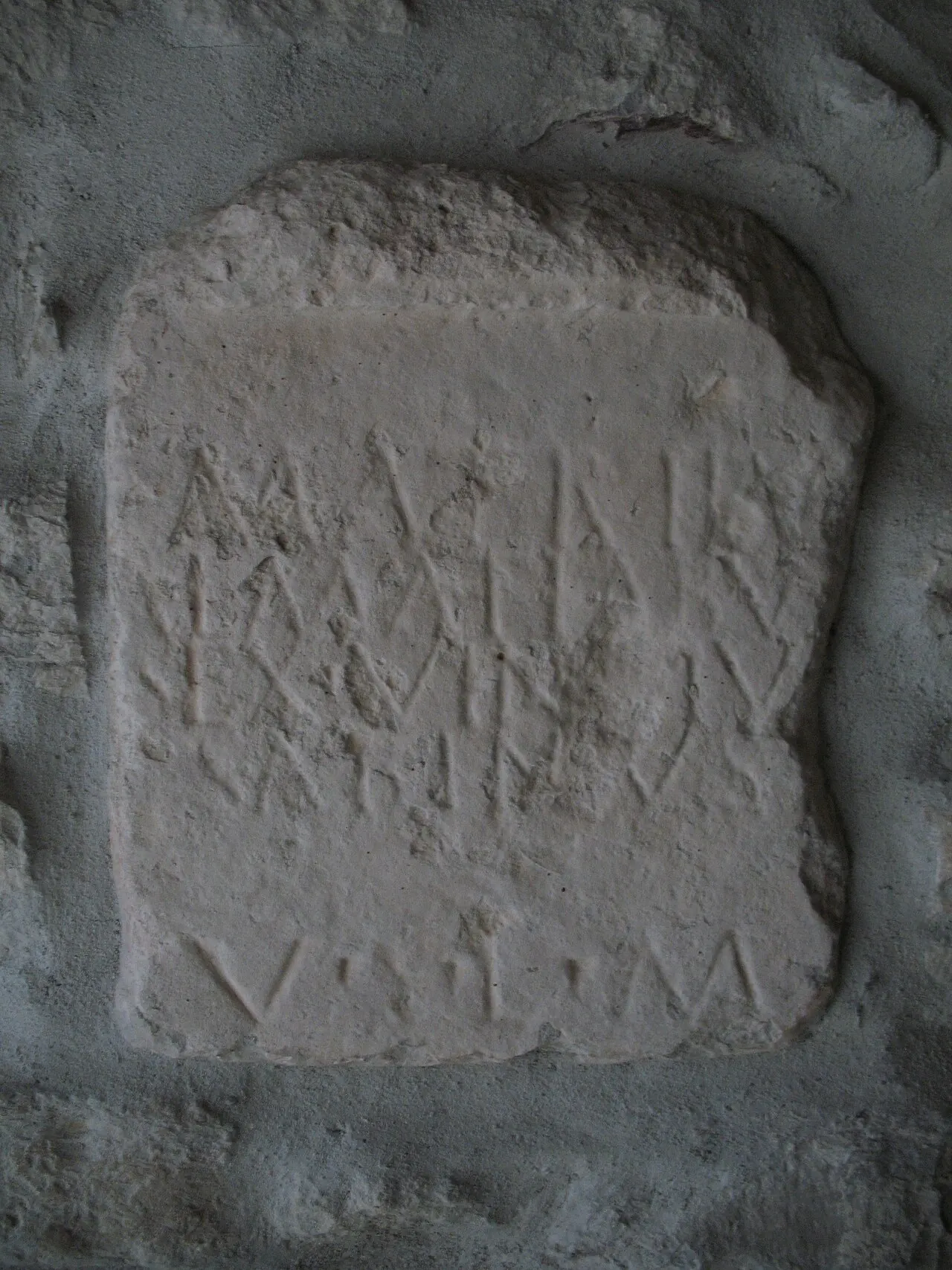 Stèle romaine portant une inscription