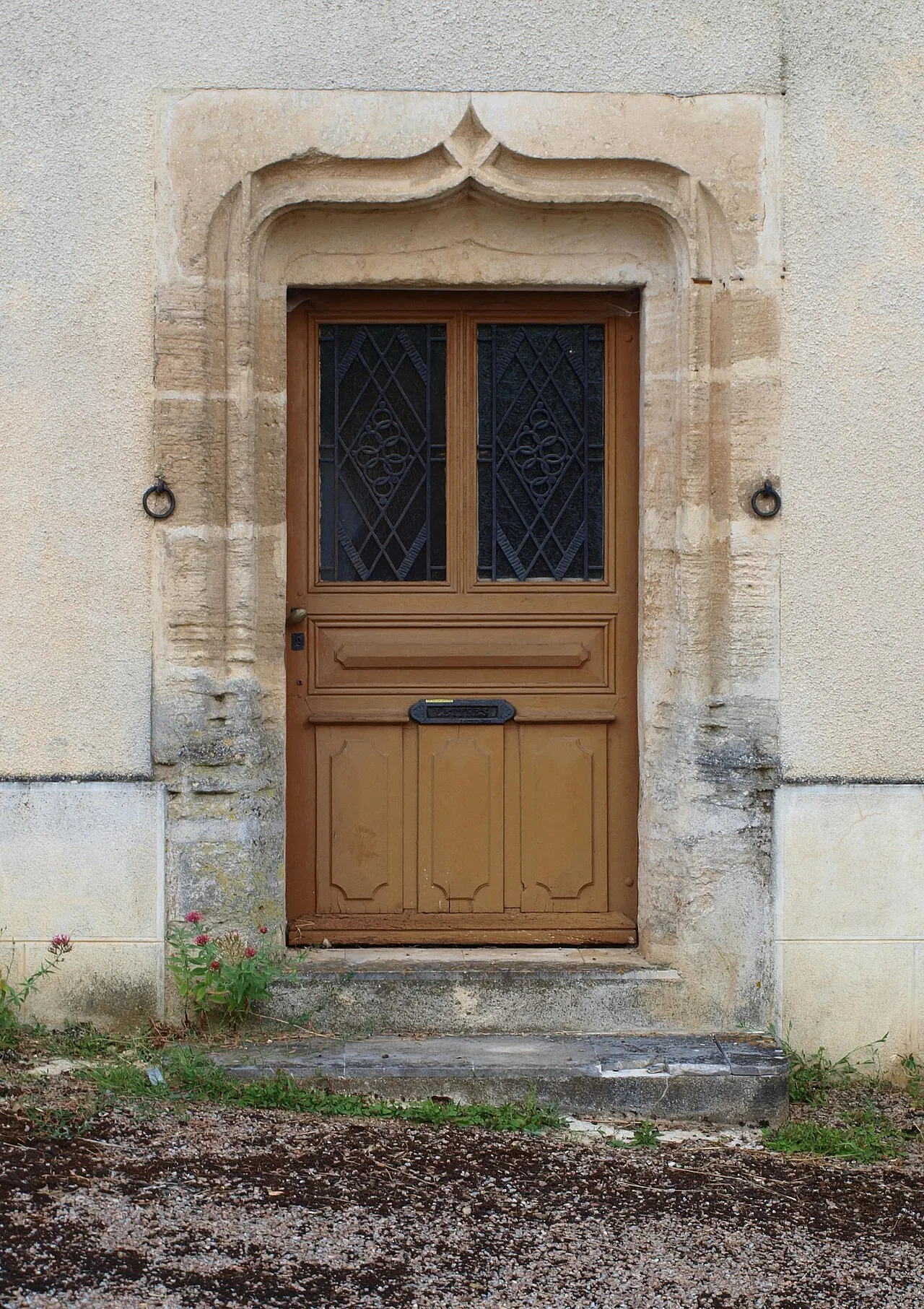 Maison du Prévost et Aux inscriptions situés dans le hameau de Perreux