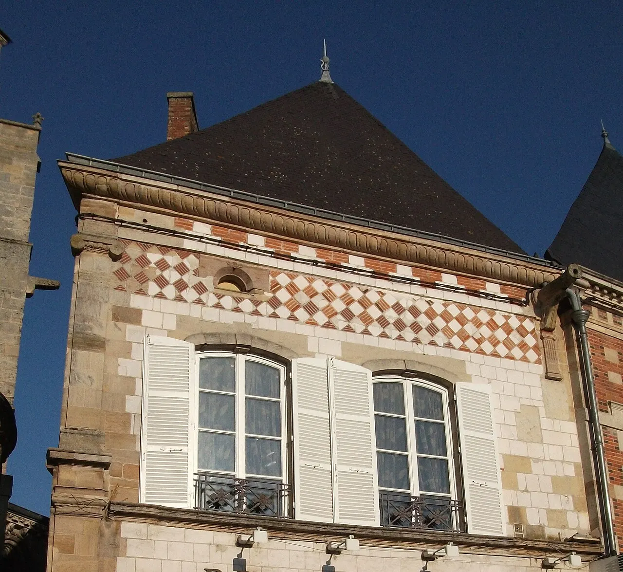 Maison, en bordure du passage de l’abside de l’église de Notre-Dame-en-Vaux
