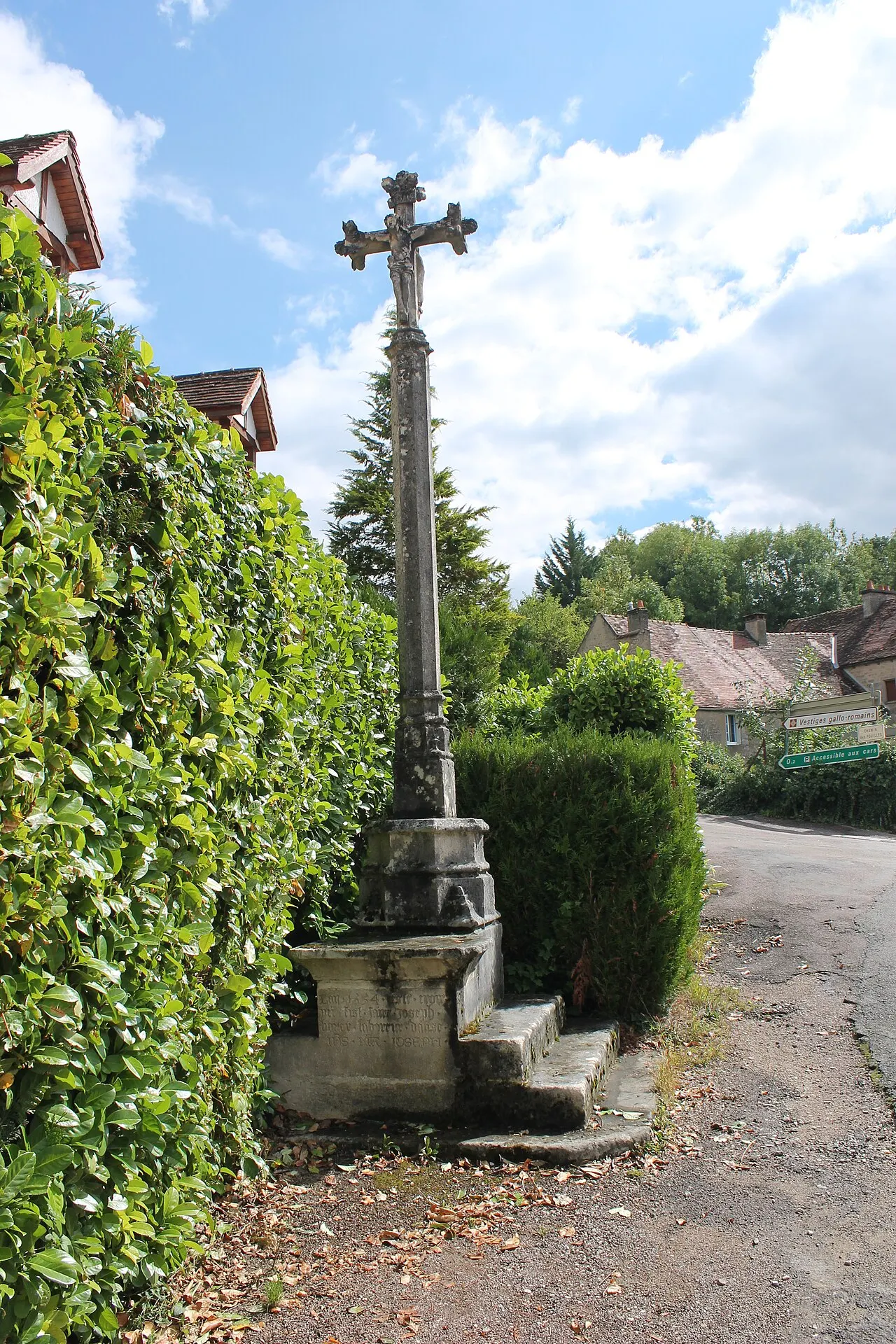 Croix en pierre et autel qui sert de soubassement