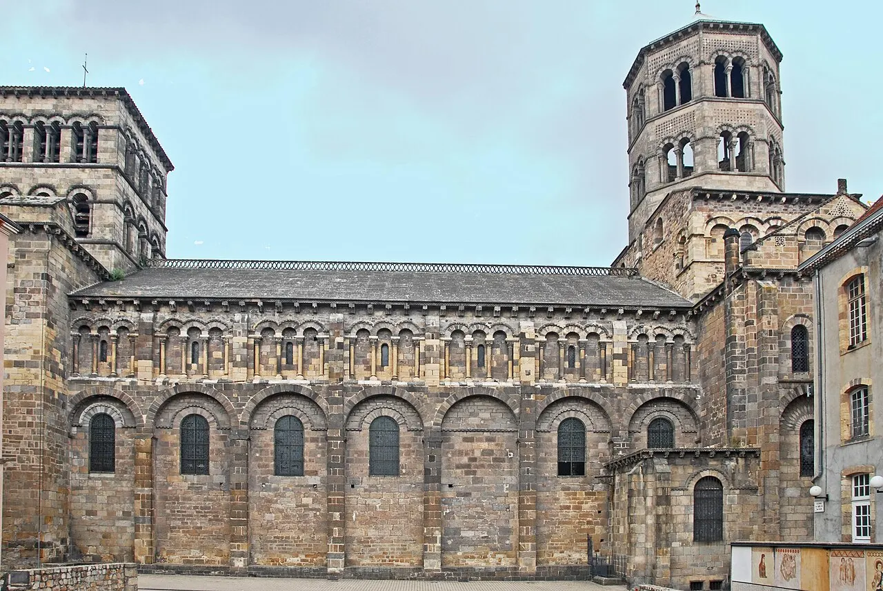 Église Abbatiale Saint-Austremoine