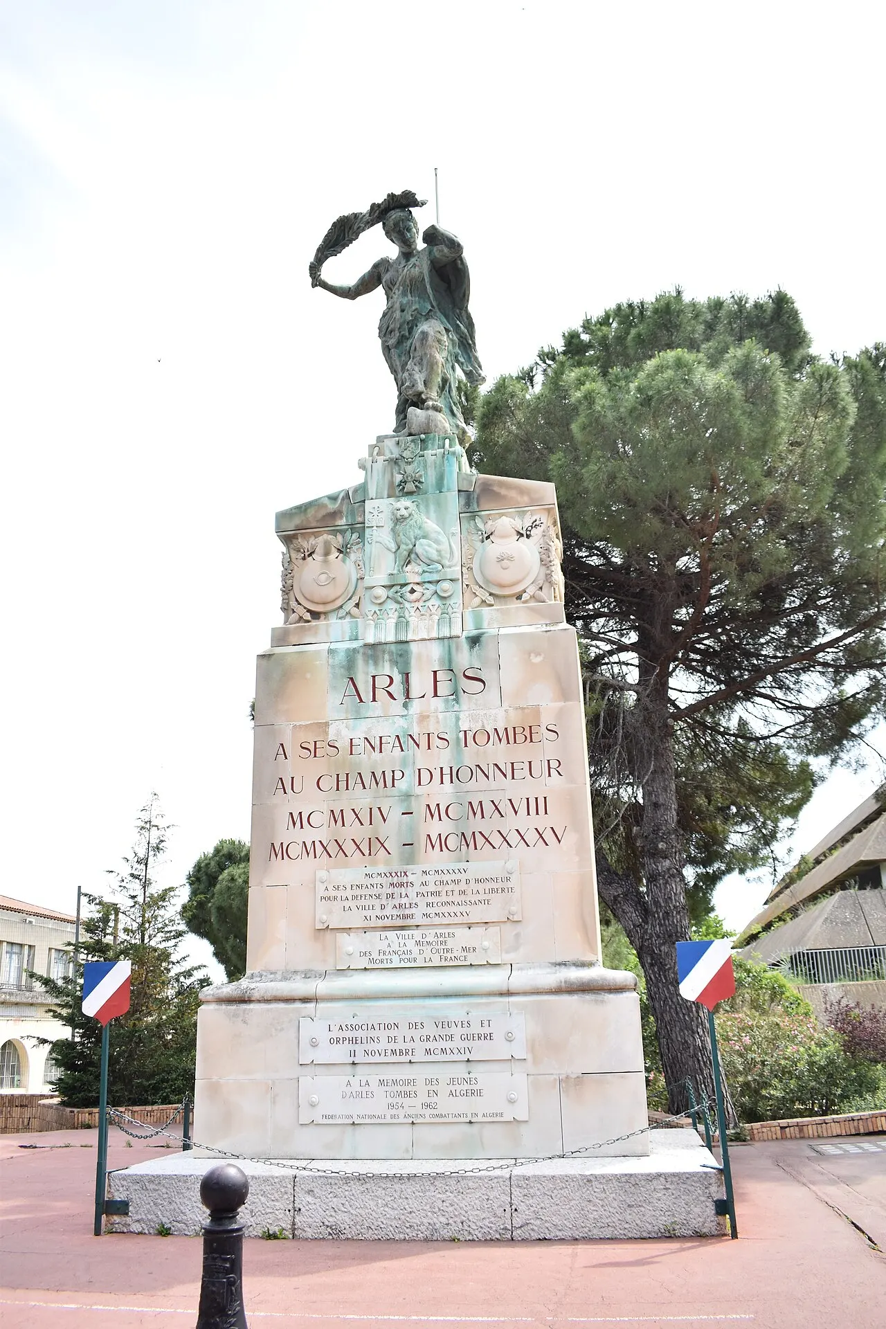 Salle des fêtes, monument aux morts, solarium et vestiges du jardin d’hiver