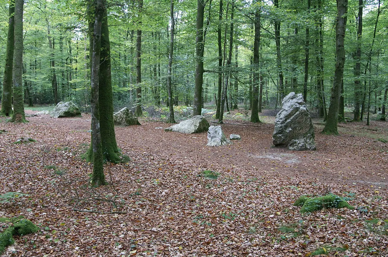 Dolmen dit la Pierre courcoulée ou Pierre des Huguenots, et alignement mégalithique dit Le Cordon des Druides