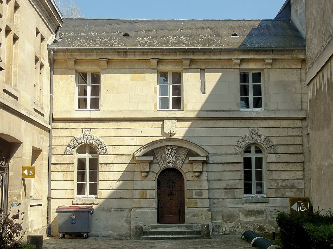 Ancienne prison contiguë à l’Hôtel de ville, derrière la porte de l’Arsenal
